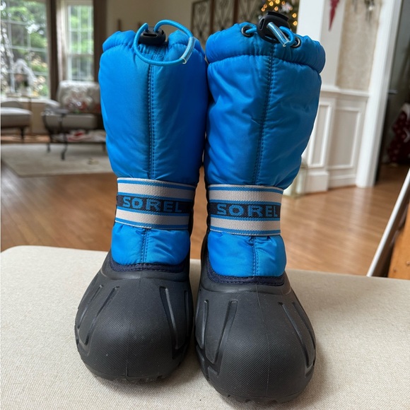 Kid’s SOREL snow boot with pull out lining! Like new condition, size youth 4. - Picture 4 of 7